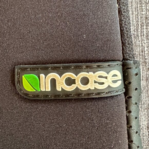 INCASE Computer Carrying Case (Sleeve)  9.75” x 13” x .75” - Picture 5 of 8